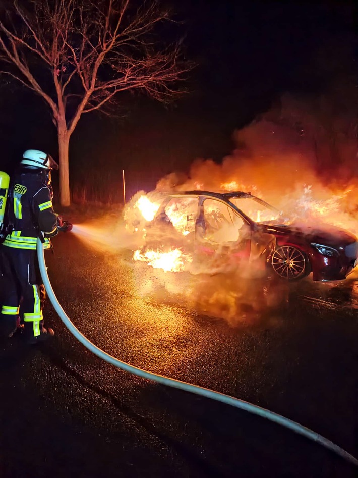 FW Celle: Pkw brennt in Altencelle in Vollbrand