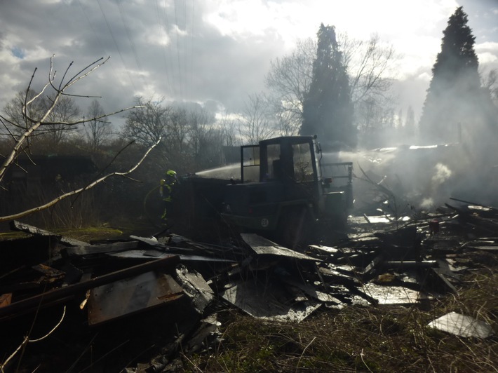 FW-OB: Schuppenbrand am Schemmannsfeld/Radladerfahrer unterstützt die Oberhausener Feuerwehr