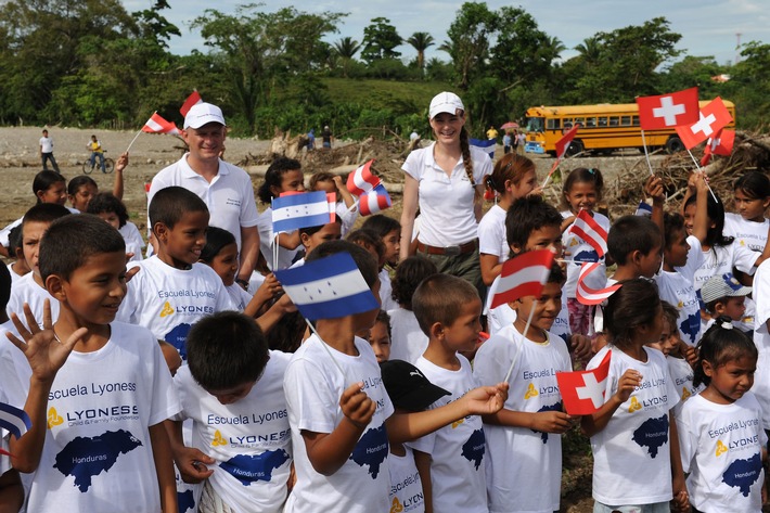 Lyoness Child & Family Foundation legt Grundstein für die erste "Escuela Lyoness" in Honduras - BILD