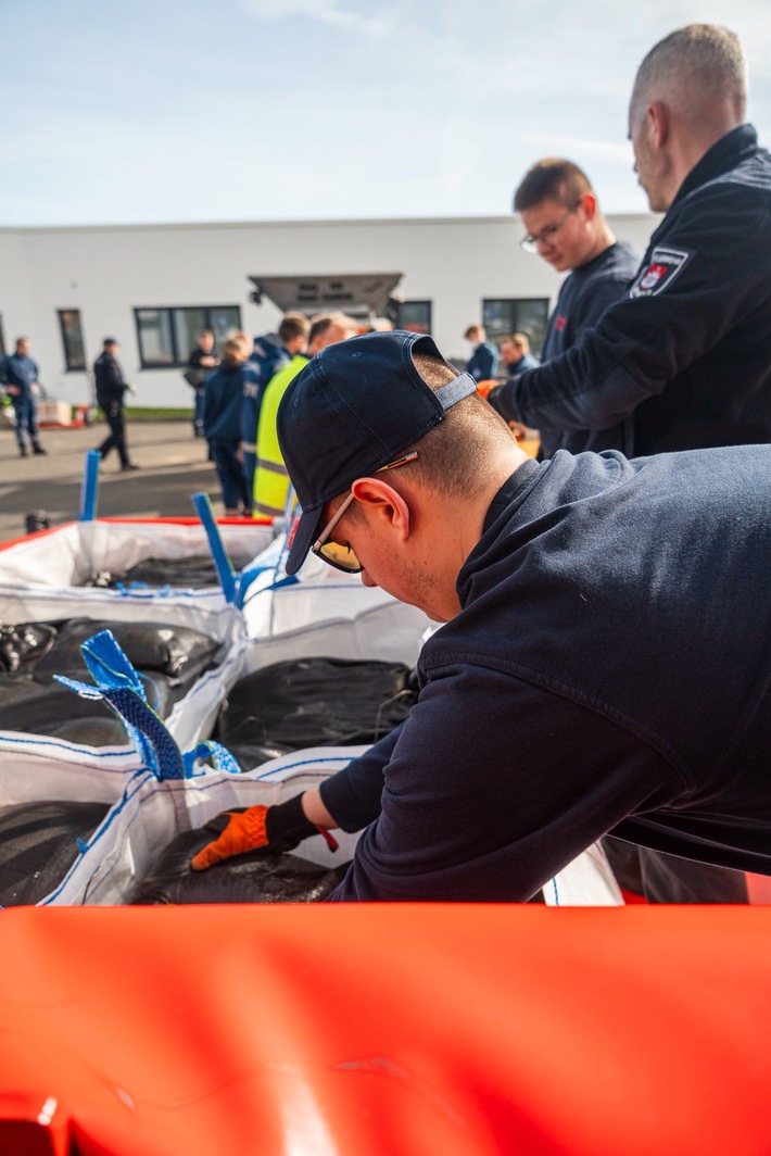 FW-DT: Zusammenarbeit für den Ernstfall geübt: Sandsackbefüllung in Detmold