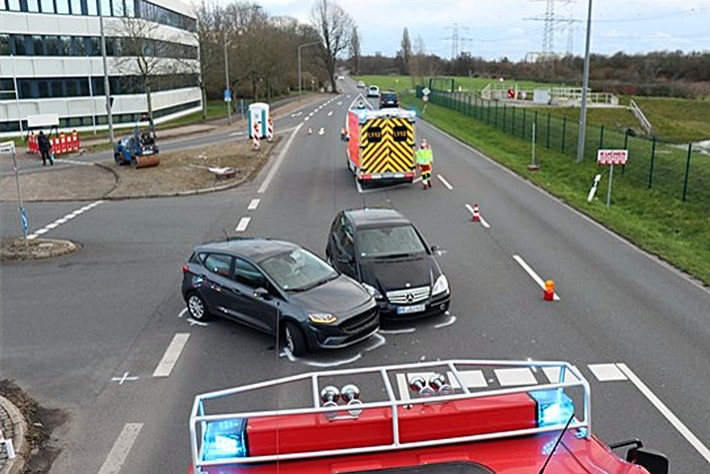 POL-ME: Vorfahrt missachtet - 65-Jährige schwer verletzt - Ratingen - 2303052