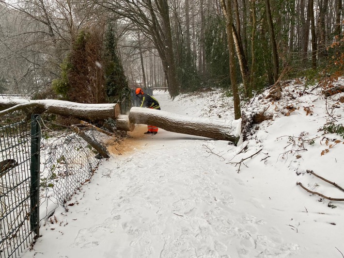 FW-EN: Feuerwehr Hattingen mehrfach im "Wintereinsatz"