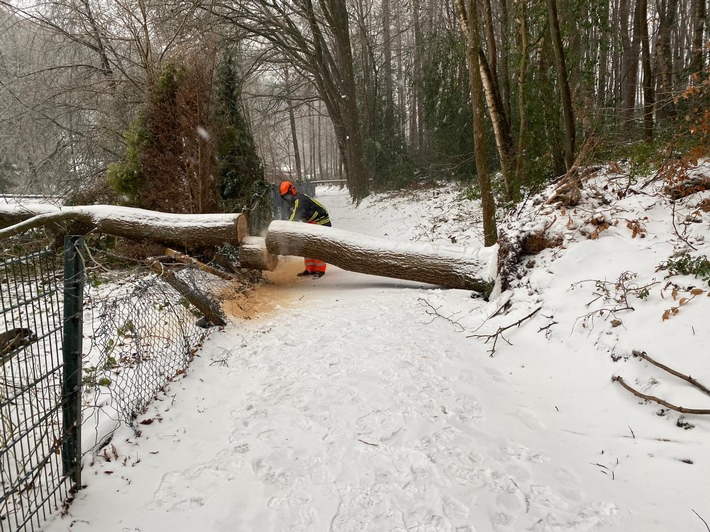 FW-EN: Feuerwehr Hattingen mehrfach im &quot;Wintereinsatz&quot;