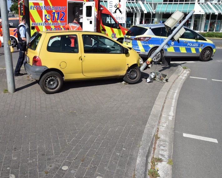 POL-HF: Zusammenstoß mit Ampelmasten- Beteiligte leicht verletzt