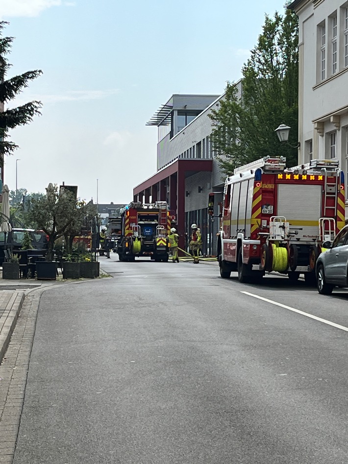 FW Grevenbroich: Feuerwehr löscht Brand in Elektrounterverteilung in Wevelinghoven