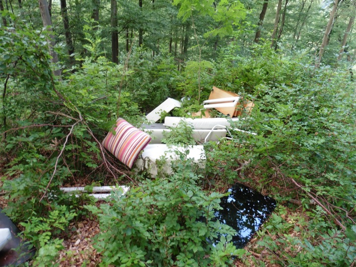 POL-NOM: Illegale Müllentsorgung im Wald - Polizei sucht Verursacher