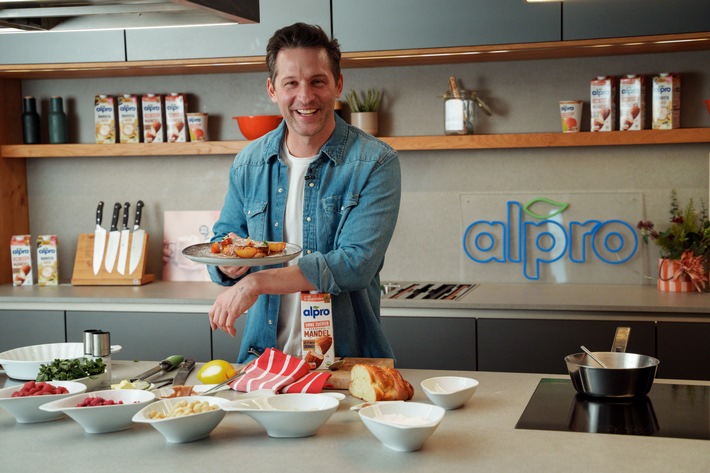 Alpro und Alexander Kumptner starten pflantastisch lecker in den Veganuary®