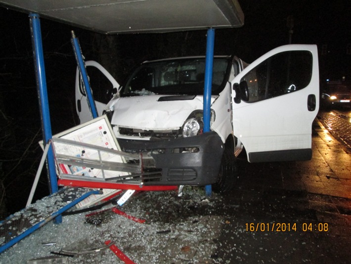 POL-HI: Polizei sucht Unfallzeugen - Haltestellenhaus zerstört