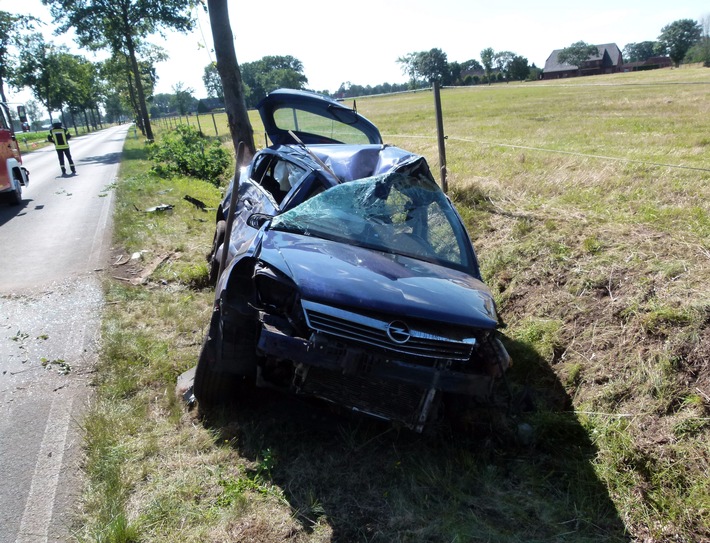 POL-MI: Fahranfänger prallt mit Auto gegen Baum