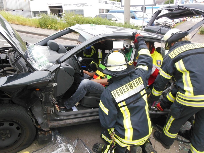 FW-EN: Verkehrsunfall zwischen 2 PKW. Eine Person musste patientenorientiert aus dem Auto befreit werden.