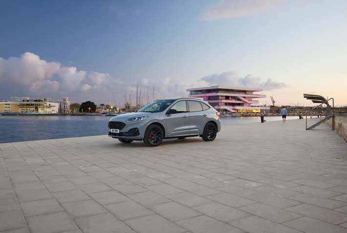 Le nouveau Ford Kuga Graphite Tech Edition pour un design plus sportif et des équipements d&#039;assistance de conduite de série
