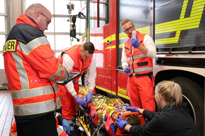 FW Bremerhaven: Direkteinstieg als Notfallsanitäterin oder Notfallsanitäter - Feuerwehr Bremerhaven geht für Nachwuchsgewinnung neue Wege