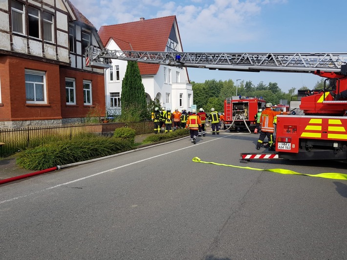 POL-HM: Wohnhausbrand in Eimbeckhausen - zwei Personen schwer verletzt