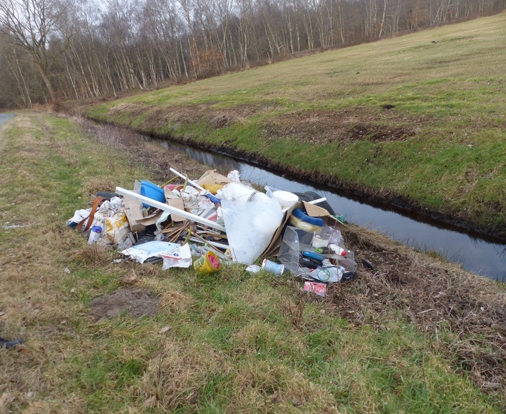 POL-CUX: Illegale Abfallentsorgung in Flögeln +++ Leergutentsorgung an der K 46 +++ Brand in Cuxhaven +++ Einbruch in Hemmoor +++ Versuchter Einbruch in Cuxhaven +++ Betrunken durch Cuxhaven gefahren