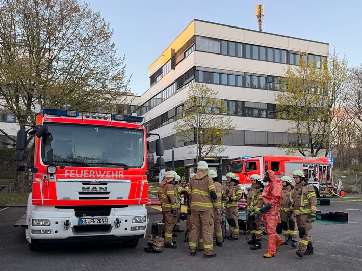 FW-GL: Feuerwehr Bergisch Gladbach im Technologiepark im Einsatz - mehrere parallele Einsätze im Stadtgebiet