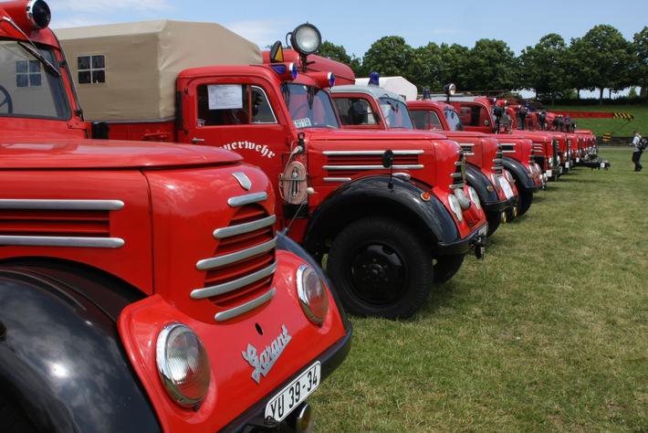 Alte Schätze begeistern internationales Publikum /  Präsentation historischer Feuerwehrautomobile in der Jahnallee