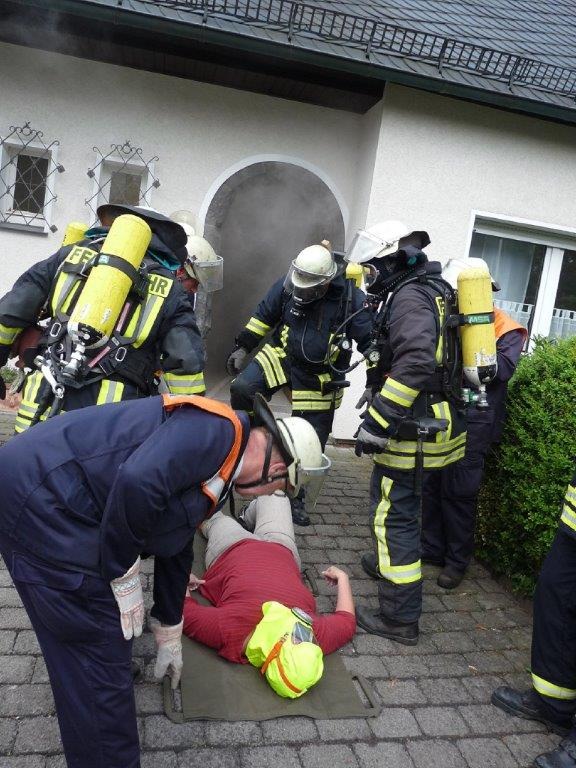 FW-AR: Löschgruppe Niedereimer übt Brand im alten Pfarrhaus