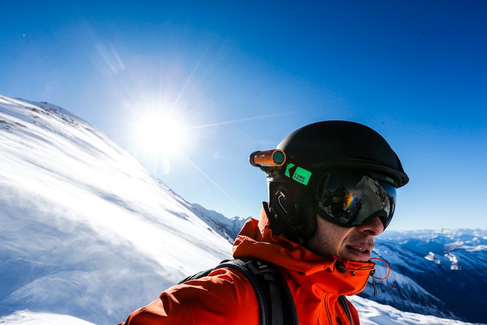 Neue Action Cam: Flexibles Leichtgewicht für Freerider / Perfekt für Tiefschnee-Runs: Die HX-A1 von Panasonic besticht mit Full-HD Videos und flexibler Anbringung an Brille oder Rucksack