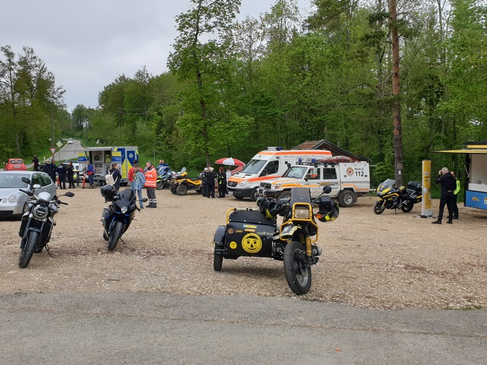 POL-KN: Teil der Konzeption zur Bekämpfung von Motorradunfällen - Polizei und Kooperationspartner informieren Motorradfahrerinnen und Motorradfahrer bei einem Motorrad-Sicherheitstag auf dem "Knopfmacher"