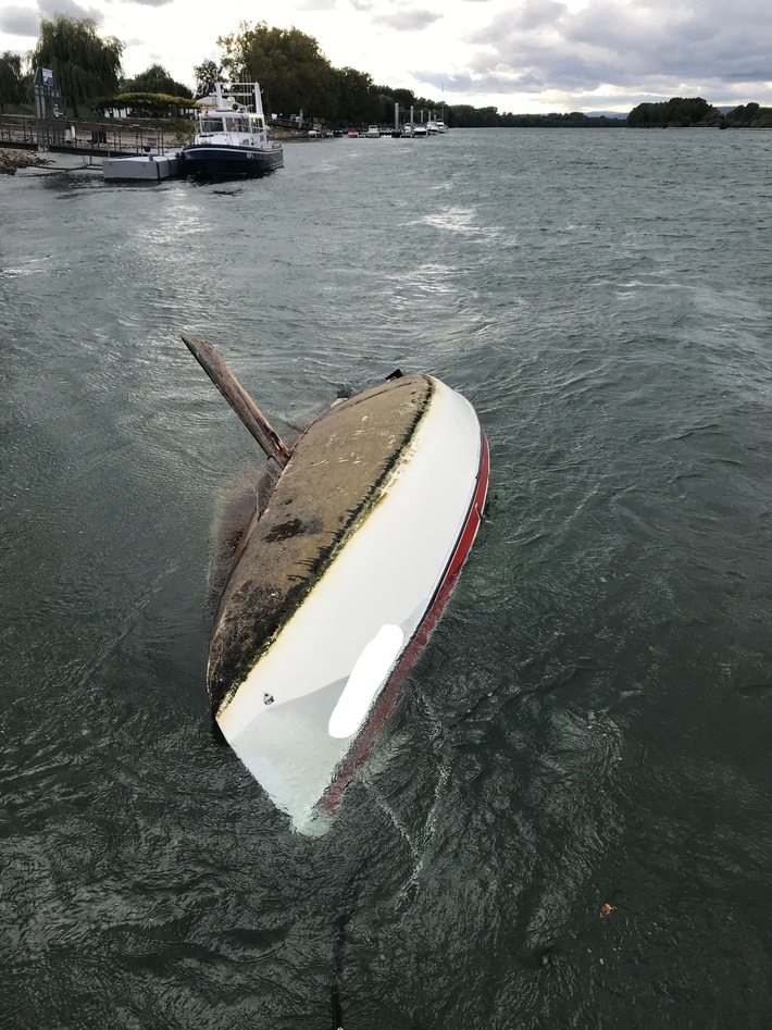 PP-ELT: Gekentertes Segelboot bei Heidesheim-Heidenfahrt