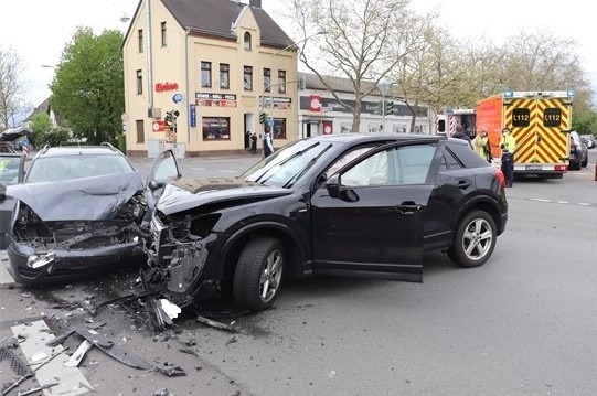 POL-ME: Vier Schwerverletzte nach Verkehrsunfall - Ratingen - 2105048