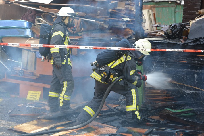 FW-MH: Große Mengen Sperrmüll brannten direkt an Wohngebäude  #fwmh