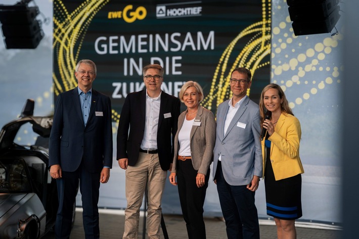 EWE Go und HOCHTIEF eröffnen bisher größten überdachten Ladepark in Oldenburg