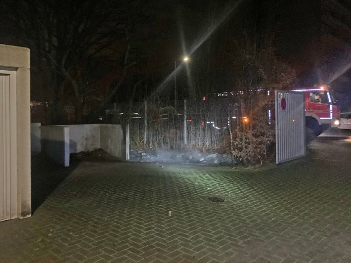 POL-ME: Mülltonnen in Brand gesetzt - die Polizei ermittelt - Hilden - 2012105