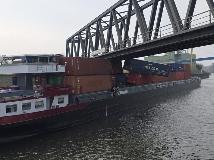 POL-DU: Neuss: Gütermotorschiff rammt Brücke
