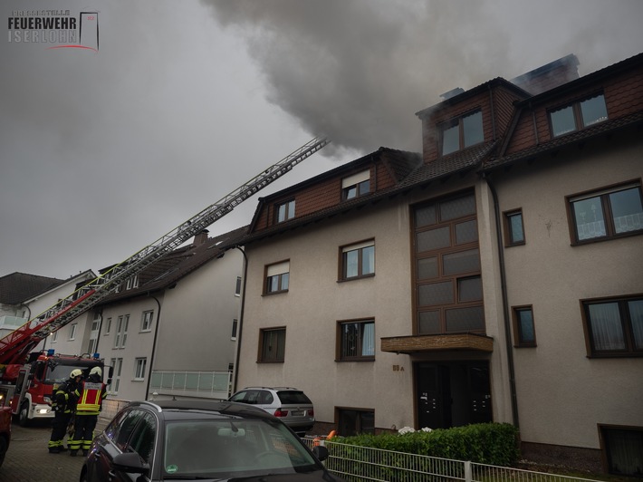 FW-MK: Kaminbrand griff auf Dachstuhl über