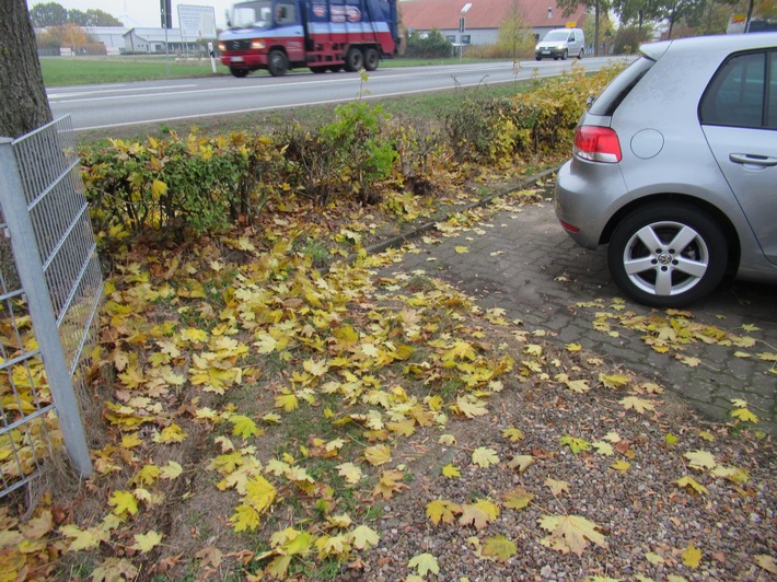 POL-NI: Nienburg-Audi A6 entwendet - Täter durchfährt eine Hecke