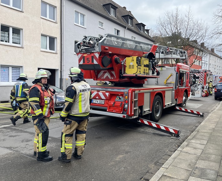 FW-E: Zimmerbrand in einem Mehrfamilienhaus - gute Erkundung entscheidend