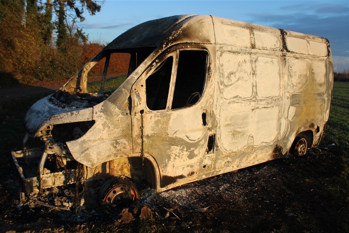 POL-DN: Ausgebrannter Transporter auf Feld - Zeugen gesucht