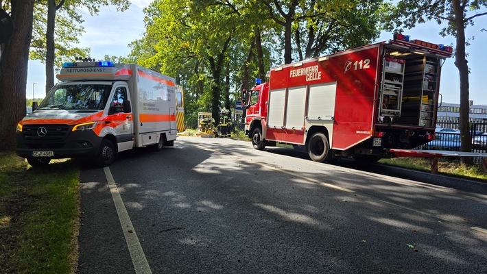FW Celle: Verkehrsunfall mit eingeklemmter Person