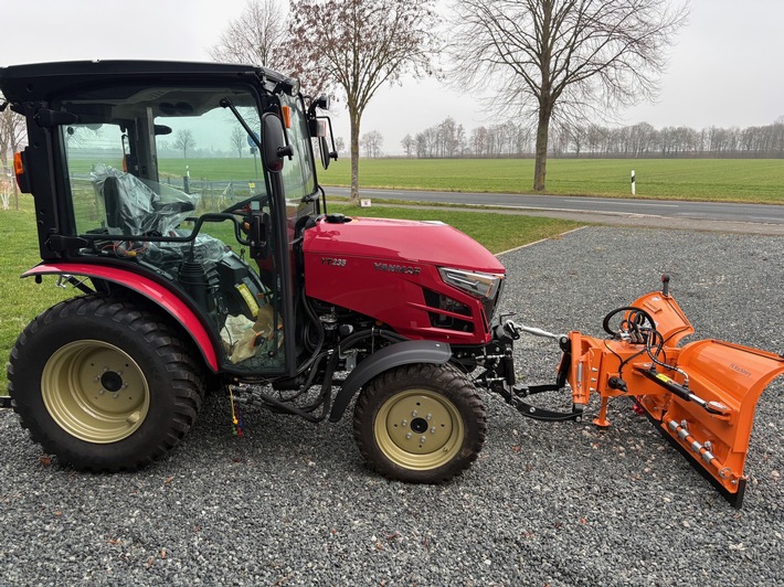 POL-H: Springe: Traktor vom Firmengelände gestohlen - Polizei sucht Zeugen