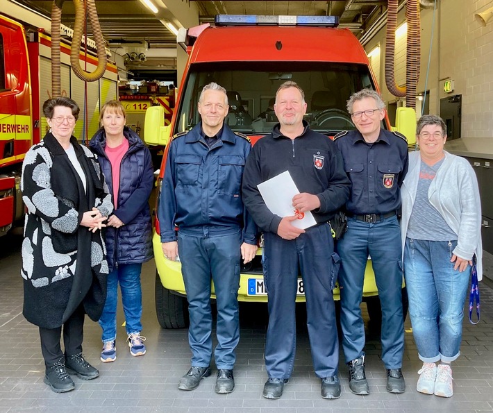 FW Ratingen: Überraschung geglückt - Beförderung bei Dienstantritt