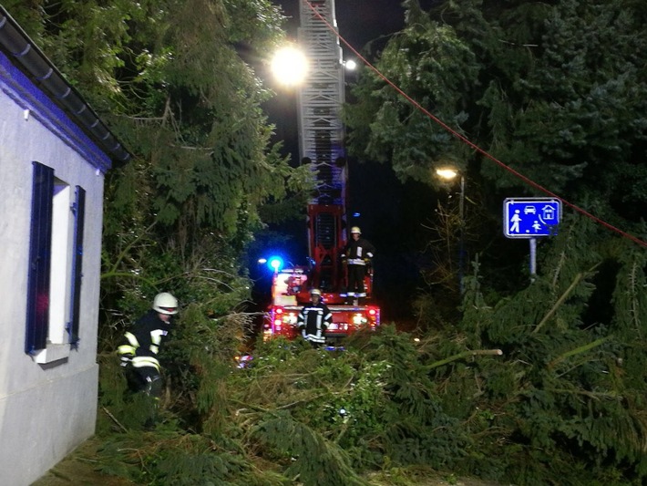 FW-KLE: Abschlussmeldung: 60 Einsätze durch Sturmtief &quot;Friederike&quot;: Freiwillige Feuerwehr Bedburg-Hau beendet Einsatz / Besonderer Dank an die Bevölkerung