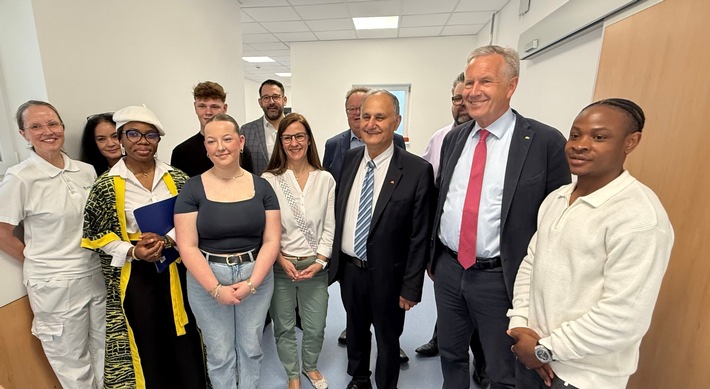 Alt-Bundespräsident Wulff diskutierte mit Schüler:innen und Pflege-Auszubildenden