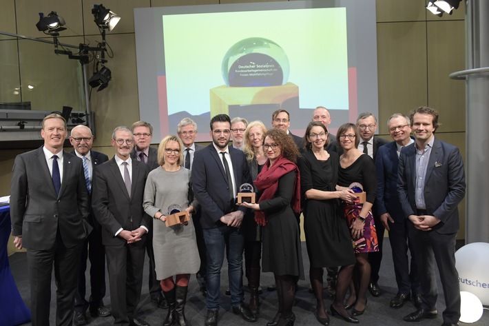 Deutscher Sozialpreis auf BAGFW-Politikforum verliehen - Gesellschaftlicher Zusammenhalt war politisches Thema des Abends