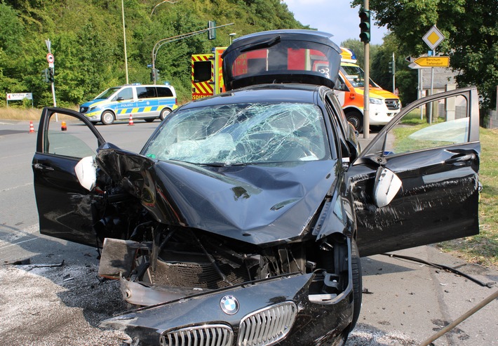 POL-HA: Autofahrer kollidiert im Lennetal mit Ampelmast - 24-Jähriger leicht verletzt