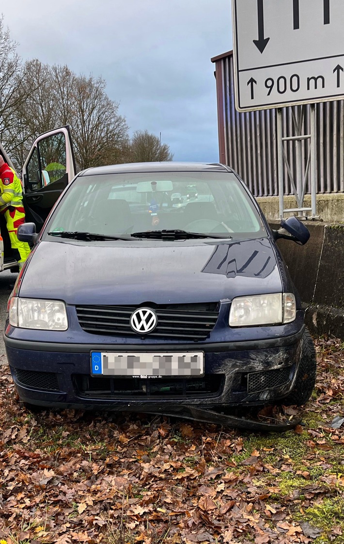 POL-HX: 22-Jähriger verliert Kontrolle über Polo und kollidiert mit Mauer