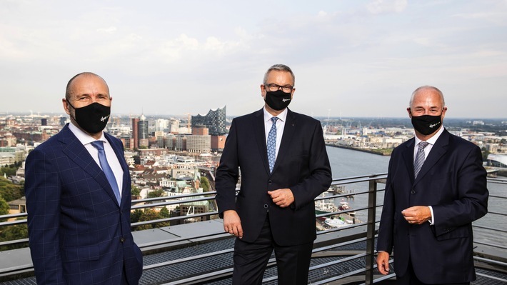 Peter Kropsch, Vorsitzender der dpa-Geschäftsführung, David Brandstätter, Vorsitzender des dpa-Aufsichtsrats, und Sven Gösmann, Chefredakteur der dpa (vlnr.): dpa-Gruppe bleibt auf Wachstumskurs und steigert Umsatz erstmals auf über 140 Millionen Euro. Weiterer Text über ots und www.presseportal.de/nr/8218 / Die Verwendung dieses Bildes ist für redaktionelle Zwecke honorarfrei. Veröffentlichung bitte unter Quellenangabe: "obs/dpa Deutsche Presse-Agentur GmbH/Christian Charisius/dpa"