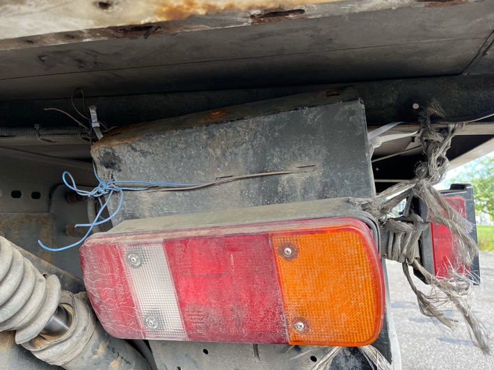 POL-KLE: Kleve - Anfangs war es "nur" eine defekte Beleuchtung / Am Ende wurde der LKW stillgelegt