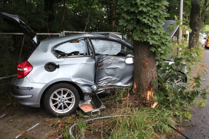POL-ME: Rettungshubschrauber war im Einsatz: 55-jähriger Heiligenhauser bei Alleinunfall mit dem Auto schwer verletzt - Heiligenhaus - 2407040