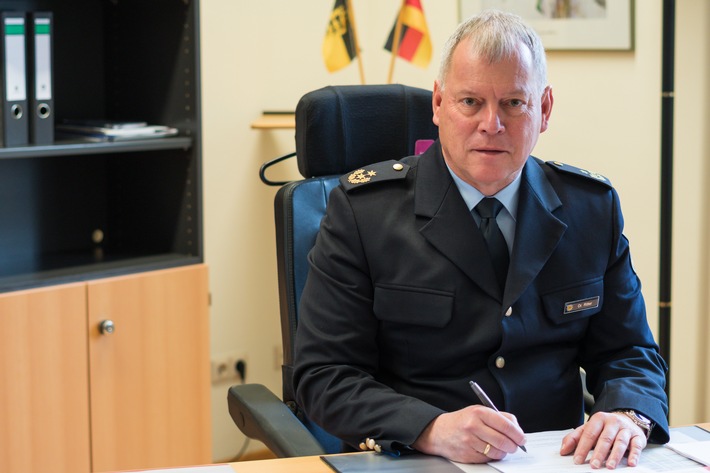 BPOLI S: Dr. Markus Ritter neuer Leiter der Bundespolizeidirektion Stuttgart - Peter Holzem in den Ruhestand verabschiedet