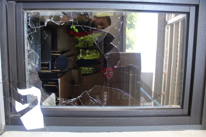 POL-RBK: Bergisch Gladbach - Einschlagen des Bürofensters einer Lebenshilfeeinrichtung löst Alarmanlage aus und lässt Täter flüchten