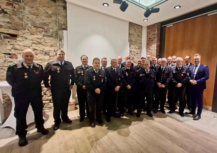 FW-OE: Jubilarehrung der Feuerwehr Lennestadt - Jahrzehntelanges Engagement in würdigem Rahmen geehrt