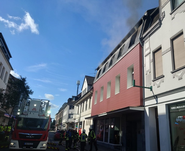 FW Moers: Moers-Meerbeck / Brand in Dachgeschosswohnung
