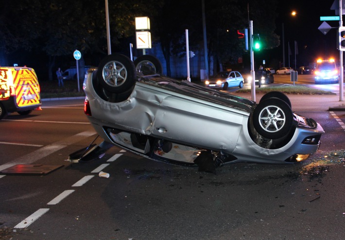 POL-HA: Auto überschlägt sich bei Unfall - fünf Männer leicht verletzt