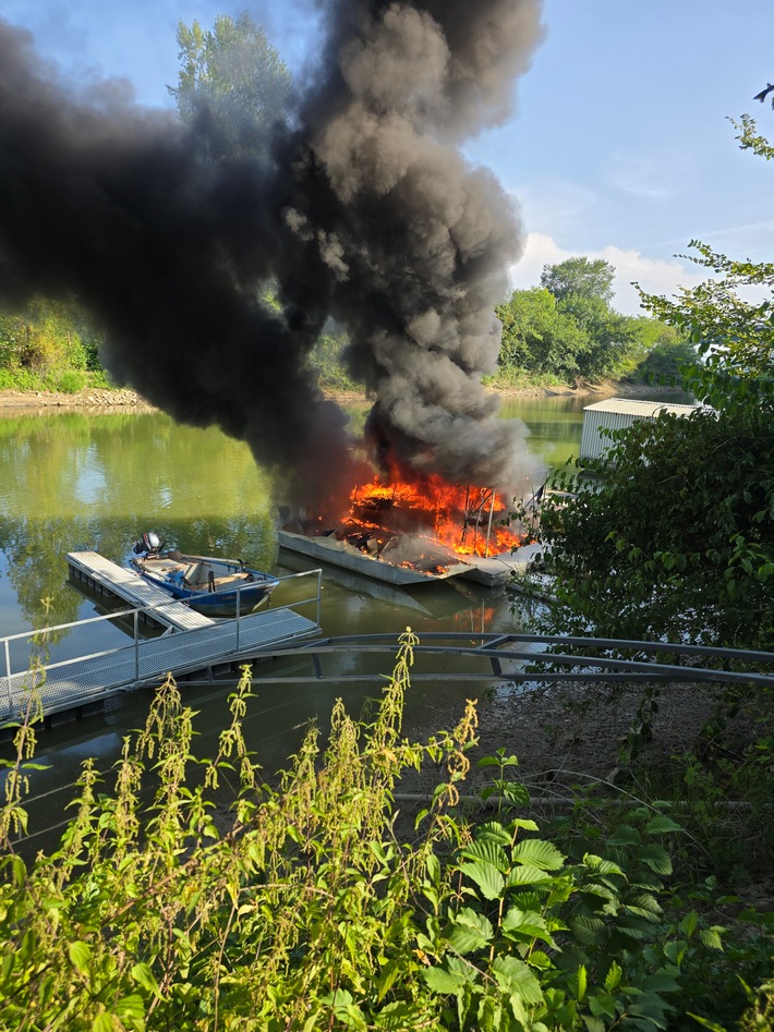 PP-ELT: Bootsbrand im Hafen Germersheim